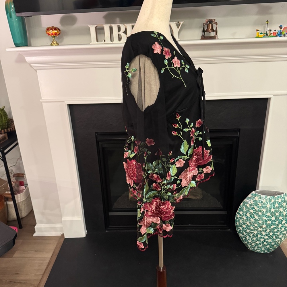 🖤 VENUS Black Floral Embroidered Mesh Sleeve Blouse – Size M - Picture 5 of 11